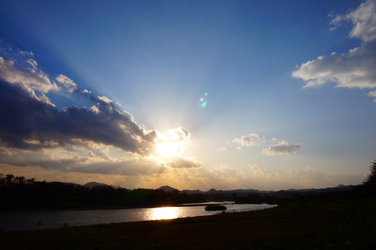 川の日没　青空　太陽
