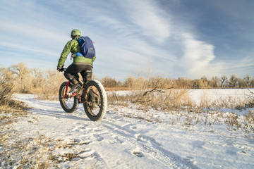 Obraz premium riding fat bike in winter