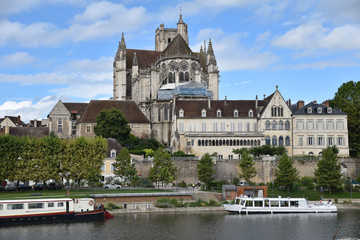 Fototapeta na wymiar Quais de l'Yonne et cathedrale d'Auxerre, France