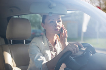 woman with a phone in the car.