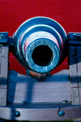 Alte Schiffskanone vor der Rickmer Rickmers, selektiver Fokus