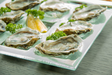  Oysters on glass plate with spicy sauce