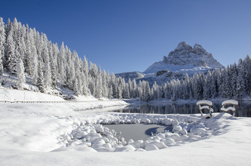 La neve il due maggio. Tre Cime di Lavaredo, viste dal lago Antorno di misurina
