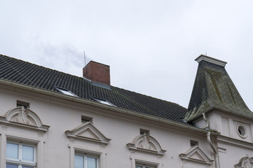 Fototapeta na wymiar Dach mit Dachpfannen und Schornstein