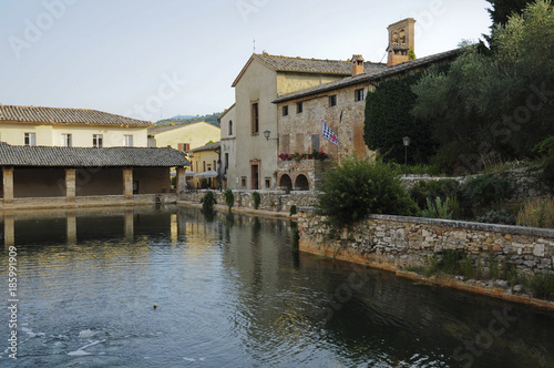 Vasca acque termali, borgo Bagno Vignoni, Toscana, Italia\ Vasca acque termali, borgo Bagno Vignoni, Toscana, Italia\