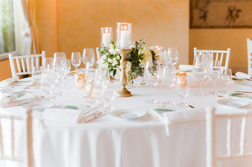 wedding dining table with gold accents