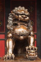 Obraz premium Lion bronze statue in front of a buddhist temple in China