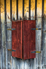 Fenêtre rouge sur fond jaune VINTAGE