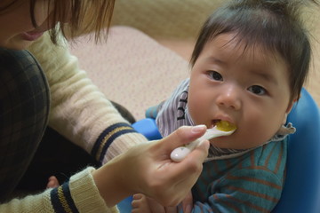 7 months old baby baby eating baby food