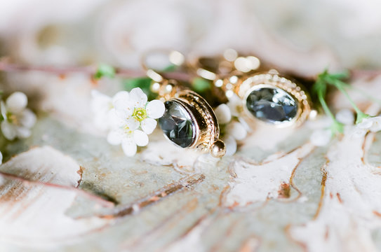 emerald and gold earrings