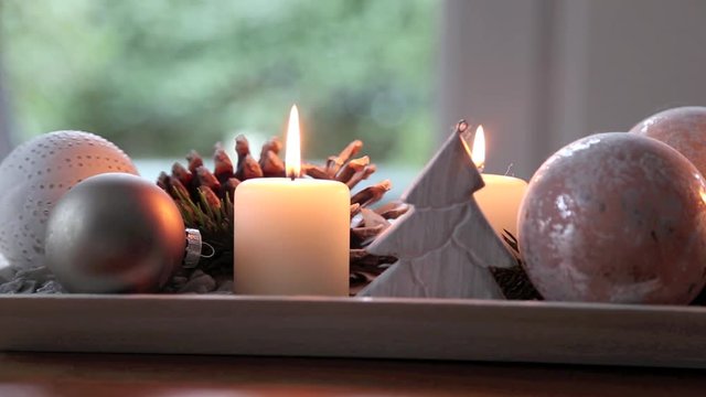 Elegante, moderne und sch&ouml;ne Adventsdekoration im Wohnzimmer auf Tisch, Full HD Video 1080 Schwenk