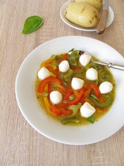 Paprikagemüse in Marinade mit Käsebällchen