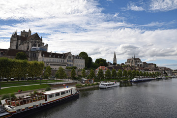 Naklejka premium Quais de l'Yonne à Auxerre en Bourgogne, France