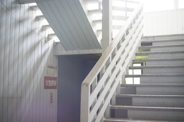 光のさす白い学校の階段