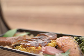 旅の途中、電車の中で食べるお弁当