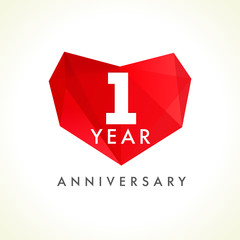 Obraz premium 1 year anniversary heart logo. Template emblem of 1 year celebration in facet heart shape. Vector illustration