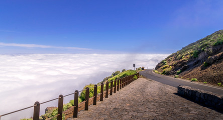 Paisaje del cielo de la cumbre de Tenerife divisando un mar de nubes