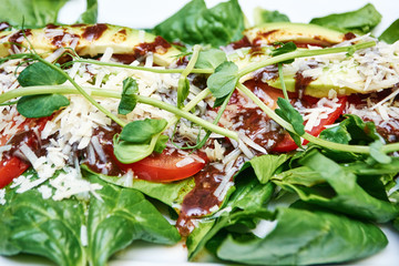Fresh salad with tomatoes, spinach and avocado 