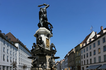 Fototapeta na wymiar Herkulesbrunnen in Augsburg, Bayern, Deutschland