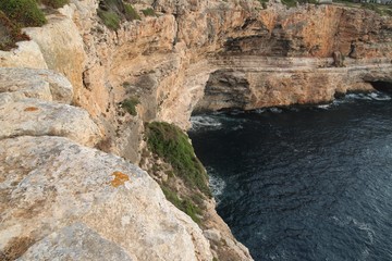 Fototapeta premium zerklüftete schroffe Felsküste am Mittelmeer im Südosten von Mallorca