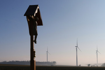 Kruzifix und Windräder