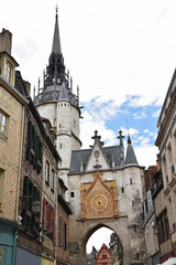 Rue et tour de l'horloge dans Auxerre en Bourgogne, France