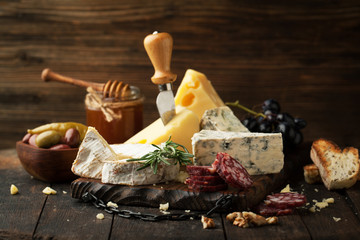 Assorted cheeses with grapes, nuts and rosemary - 186028378