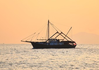 Fototapeta premium Fischerboot im Abendlicht