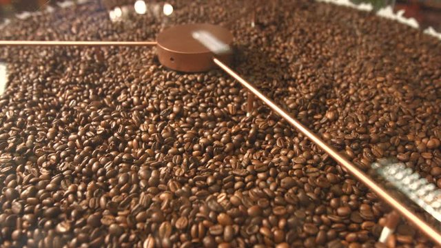 Processing of coffee beans.
Horizontal ( from left to right ) pan.
Fried coffee beans are mixed.