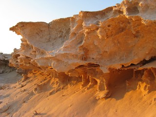 Felsgebilde am Strand von Formentera im Abendlicht