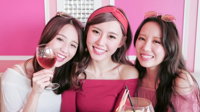 woman selfie in restaurant