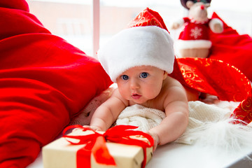 Obraz na płótnie Canvas Baby in a christmas hat
