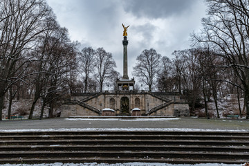 Obraz premium The Friedensengel in Munich in winter