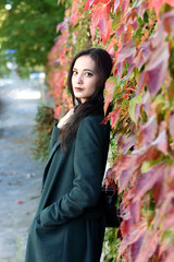 jeune femme en pleine réflexion dans la rue à l'automne