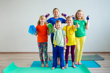 Obraz premium Kids doing exercises