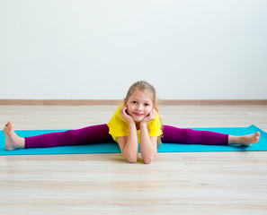 Naklejka premium Girl doing exercises