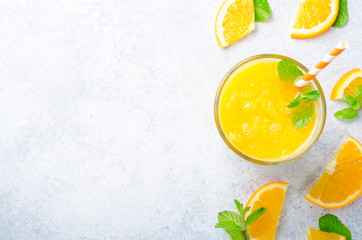 Un verre de jus d& 39 orange fraîchement pressé avec une paille et de la menthe