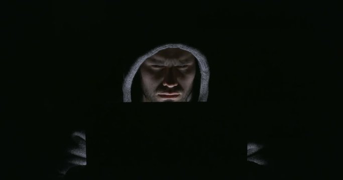 hacker devant son &eacute;cran d'ordinateur 