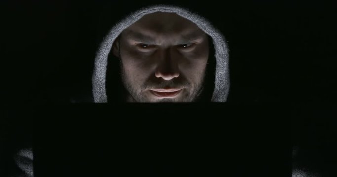 hacker devant son &eacute;cran d'ordinateur 