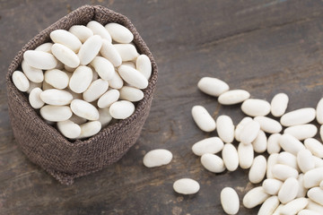 Fototapeta na wymiar Raw organic white beans - Phaseolus vulgaris