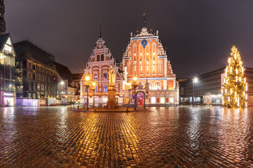Fototapeta na wymiar City Hall Square with House of the Blackheads, illuminated Christmas tree and Saint Roland Statue in Old Town of Riga at night, Latvia