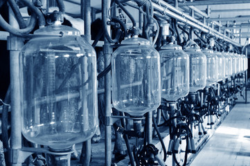 Mechanized milking equipment milking parlour