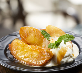 カフェテラスで食べるキャラメルりんご