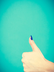 Naklejka premium Woman hand showing thumb up gesture