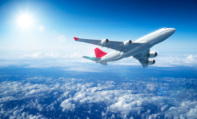 Fototapeta premium Samolot latający nad chmurami
