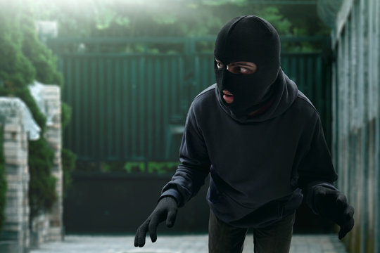 Sneak Thief Bilder – Durchsuchen 6,573 Archivfotos, Vektorgrafiken und  Videos | Adobe Stock