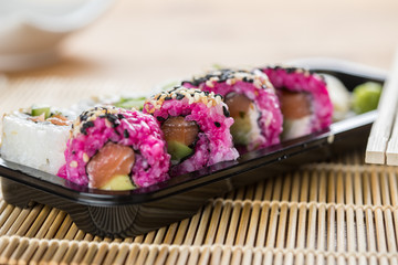 Pink gefärbte Lachs California Inside Out Sushi in Lieferdienst Bento Box