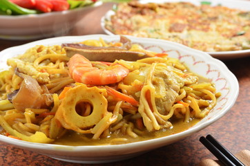 Curry-fried noodles with seafood on the plate