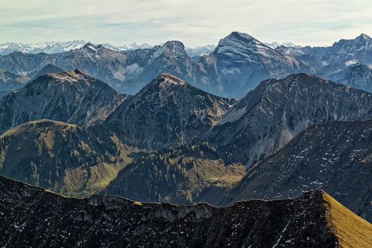 Blick von Norden auf die Gipfel des Karwendels in den bayerischen und tiroler Alpen im Sp&auml;therbst