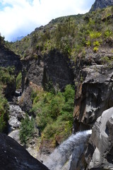 cascade bras rouge cilaos